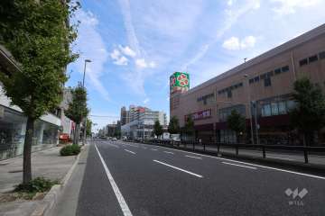 敷地南側の前面道路。国道2号に面しています。