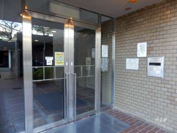 エントランスはオートロック付きです。