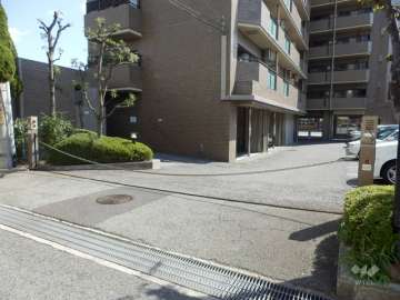 駐車場出入り口（ロボットゲート付き）