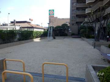 敷地に隣接する小さな公園