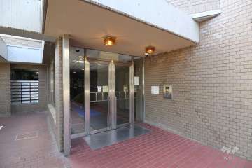 エントランスはオートロック付きです。