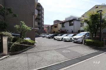 駐車場出入り口（ロボットゲート付き）