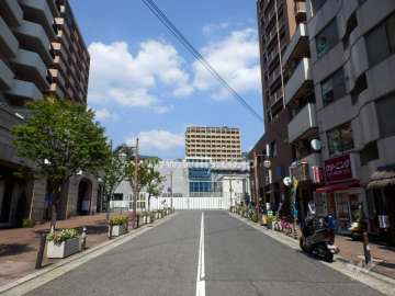 敷地西側の前面道路
