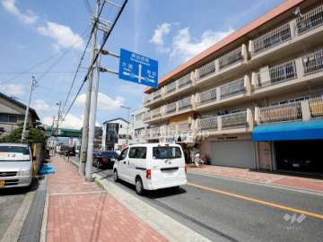 敷地南側には二車線の通りに面しています。