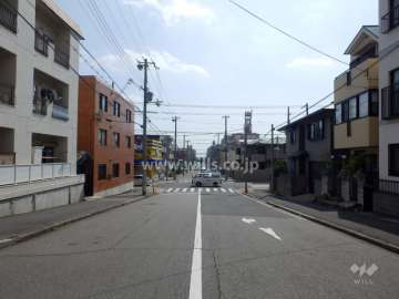 敷地西側の前面道路