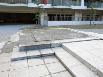 広場には噴水が設置されています。