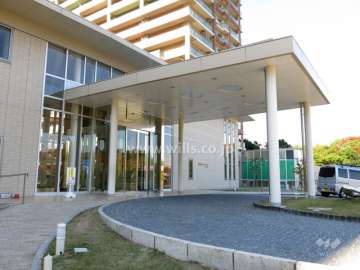 エントランス前には便利な車寄せスペースがあります。