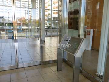 エントランスはオートロック付きです。