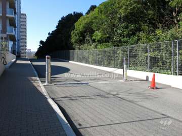 駐車場出入り口にはロボットゲートが設置されています。