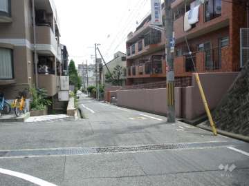 周辺の街並み。マンションや一戸建ての並ぶ住宅地です。