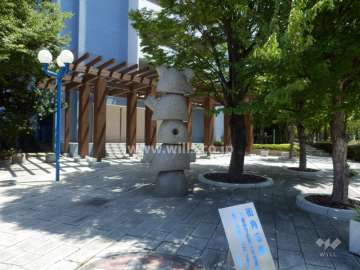 敷地内の広場。オブジェがあります。