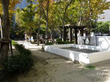 敷地に隣接する小さな公園