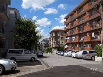敷地北側の前面道路。周辺はマンションが多く立ち並ぶ区画の整った住宅地です。
