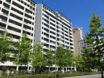 RICウエストコート4番街南棟2番館の外観（南西側から）