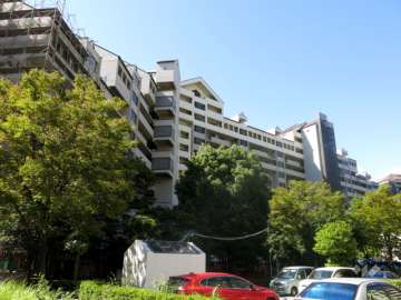 RICウエストコート4番街西棟1番館の外観（東側から）1番館は左端の棟です。