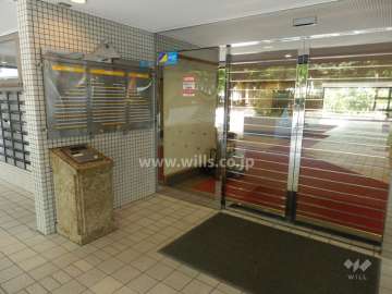 エントランスはオートロック付きです。