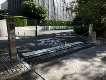 駐車場の出入り口にはロボットゲートが設置されています。