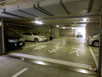 地階にある敷地内駐車場（屋内平面式）