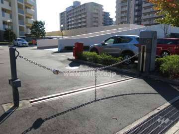 駐車場出入り口（ロボットゲート付き）