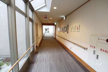 甲南介護老人保健施設へ渡る廊下（マンション直結）