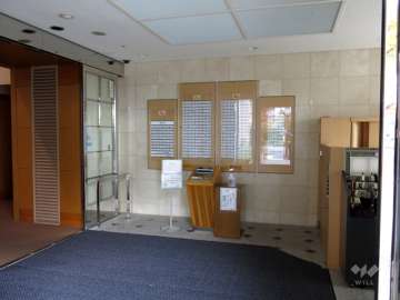 エントランスはオートロック付きです。