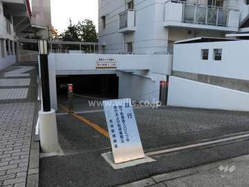 地下駐車場の出入り口（ロボットゲート付き）