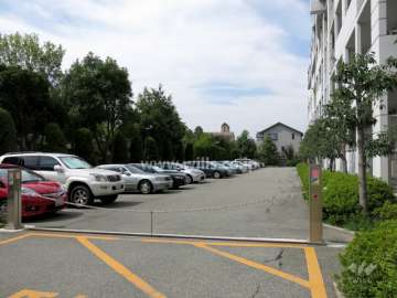 駐車場出入り口（ロボットゲート付き）