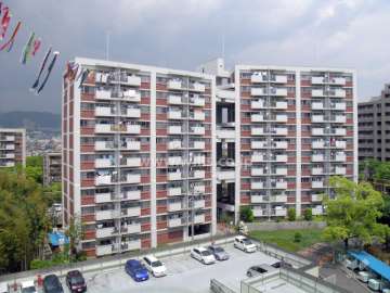 公団北緑丘第３住宅１３号棟の外観（南側から）