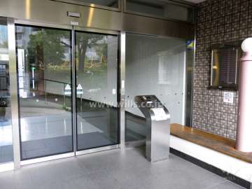 エントランスはオートロック付きです。