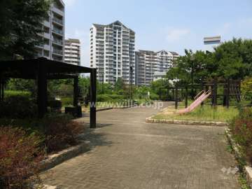 敷地に隣接する小さな公園