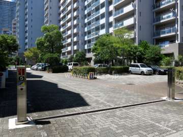 駐車場出入り口（ロボットゲート付き）