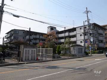 エンゼルハイム宝塚第5の外観（北東側から）　※手前は国道176号線です。