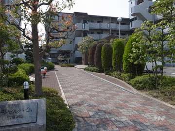 両脇に植栽スペースが設けられたエントランスアプローチ