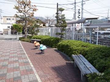 エントランスアプローチ脇に設けられたベンチと遊具