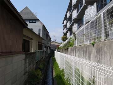敷地南側には水路を挟んで、一戸建てが立ち並んでいます。