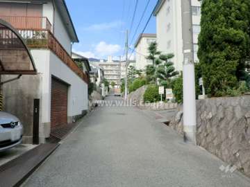 敷地西側の前面道路