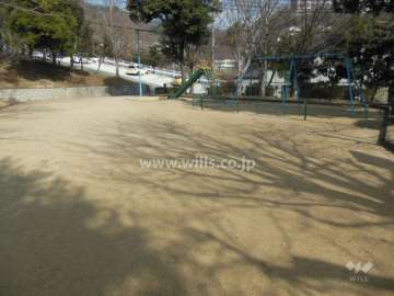 敷地に隣接する小さな公園