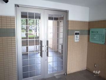 エントランスはオートロック付きです。