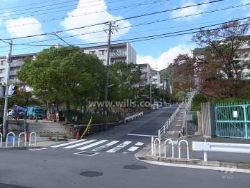 渦ヶ森コーポ1号館の遠景。周辺はマンションが立ち並ぶ山手の静かな住宅地です。