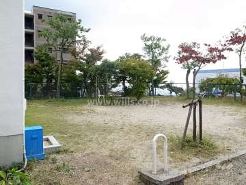 敷地に隣接する小さな公園