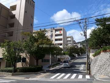 渦ヶ森コーポ18号館の遠景。周辺はマンションが立ち並ぶ山手の静かな住宅地です。