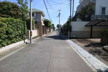 敷地西側の前面道路（北側から）