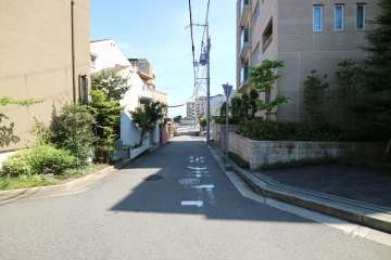 敷地東側の前面道路（北側から）