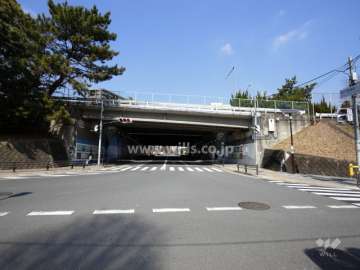 駅との間に中央環状線と中国自動車道をくぐる通路があります。