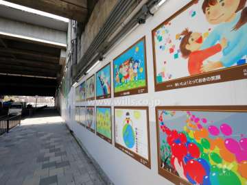 通路内の壁面には絵が描かれています。