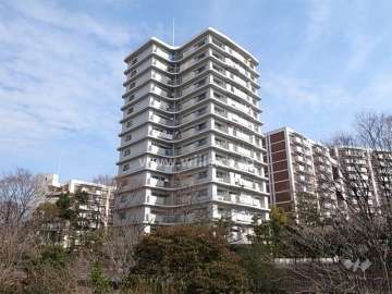 公団北緑丘第３住宅１２号棟の外観（南西側から）　千里川に面しています。