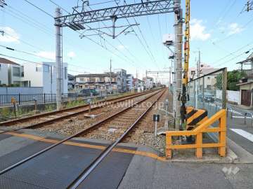 敷地に隣接する阪急伊丹線の線路