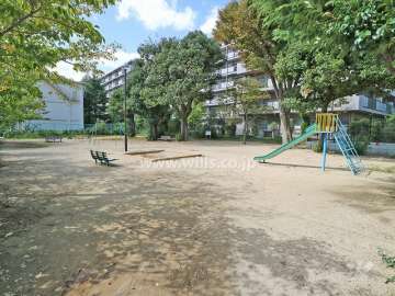 敷地に隣接する南町児童遊園地