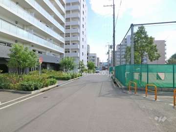 敷地西側の前面道路
