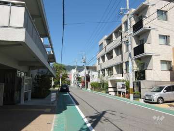 敷地西側の前面道路